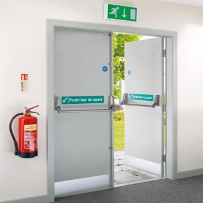 Эвакуационные двери должны открываться. Противопожарные эвакуационные двери. Пожарный выход дверь. Дверь эвакуационного выхода. Дверь запасного выхода.